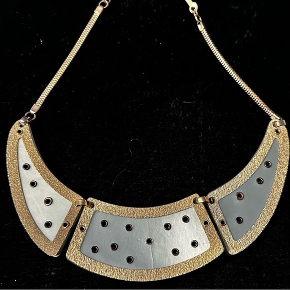 Vintage signed Leru Elegant Gold Tone Necklace and Earring Set - Picture 4 of 5